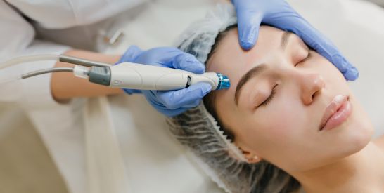 Mujer recibiendo el tratamiento Thermage para reafirmar la piel en un centro médico estético