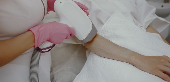mujer quitandose el pelo del brazo en el mejor centro de depilacion laser de albacete