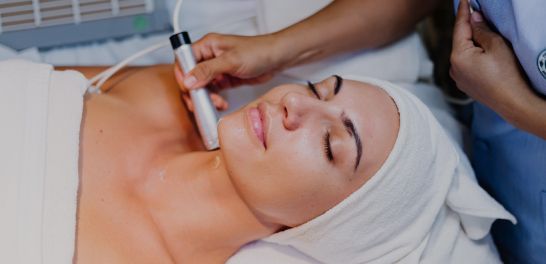 Tratamiento Thermage para rejuvenecimiento facial realizado en un centro médico estético en Albacete